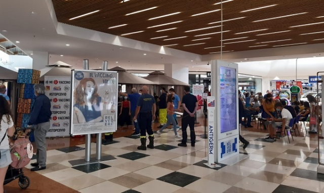 Siracusa, nuovo impulso alle vaccinazioni: ieri al centro commerciale somministrate 174 dosi